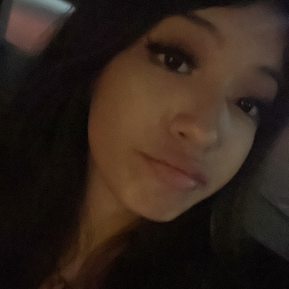 Meet your Posher, Selena - Picture 1 of 1